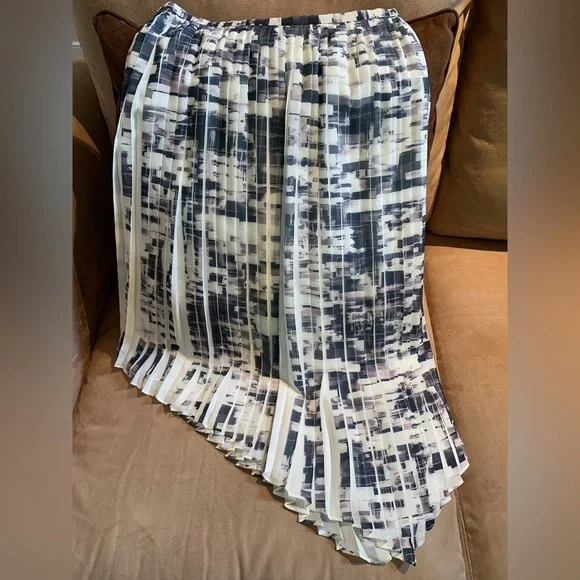 W by Worth Black and White Abstract Pleated High-Low Skirt - Picture 6 of 10